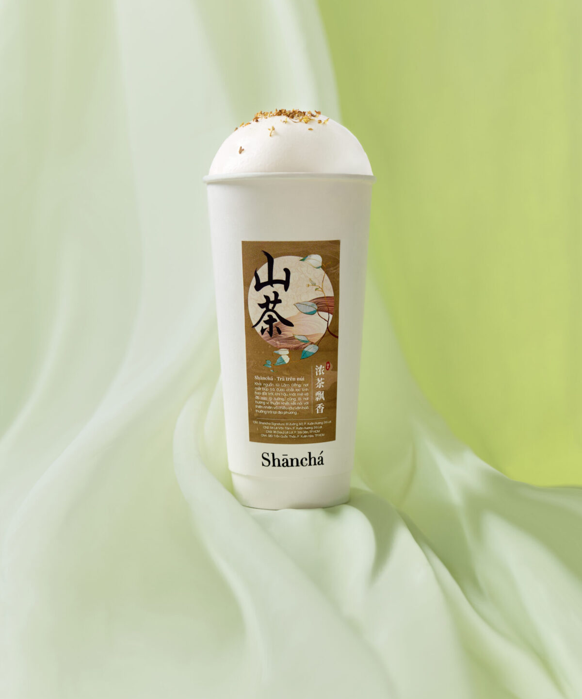 Thanh Trà – Trà Sữa Nhài là sự hòa quyện hoàn hảo giữa vị thanh mát của thanh trà và hương hoa nhài dịu nhẹ, tạo nên một ly trà sữa mang đậm tinh thần “tươi – nhẹ – an lành”.